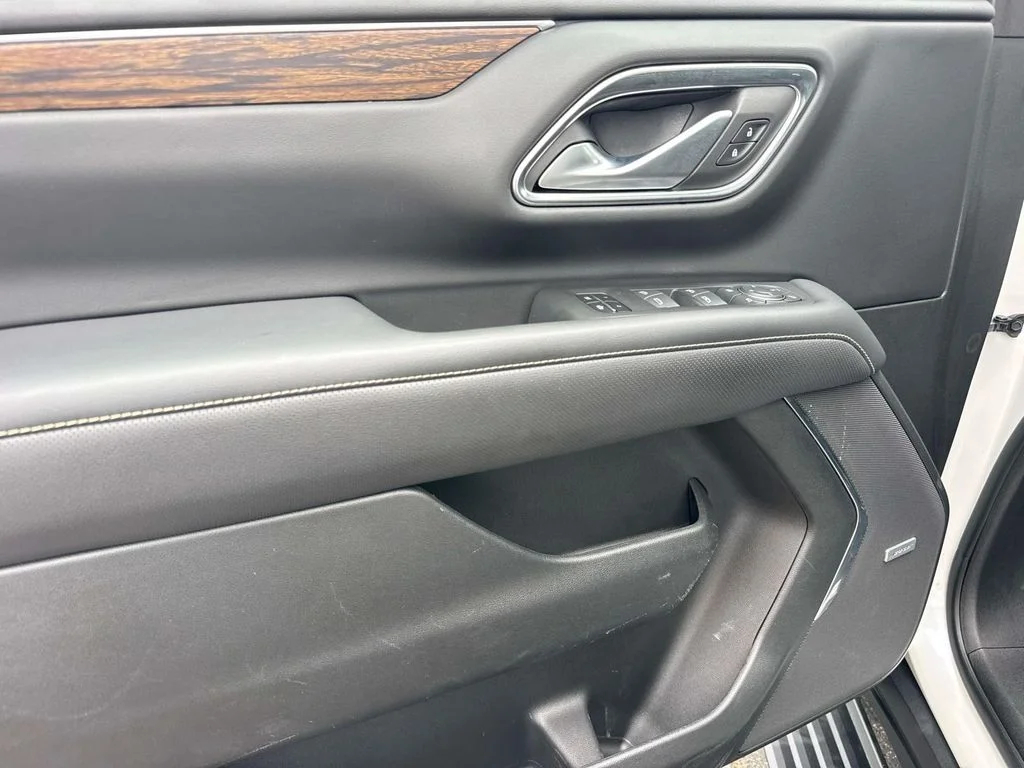 Used 2022 Iridescent Pearl Tricoat Chevrolet Premier image 29