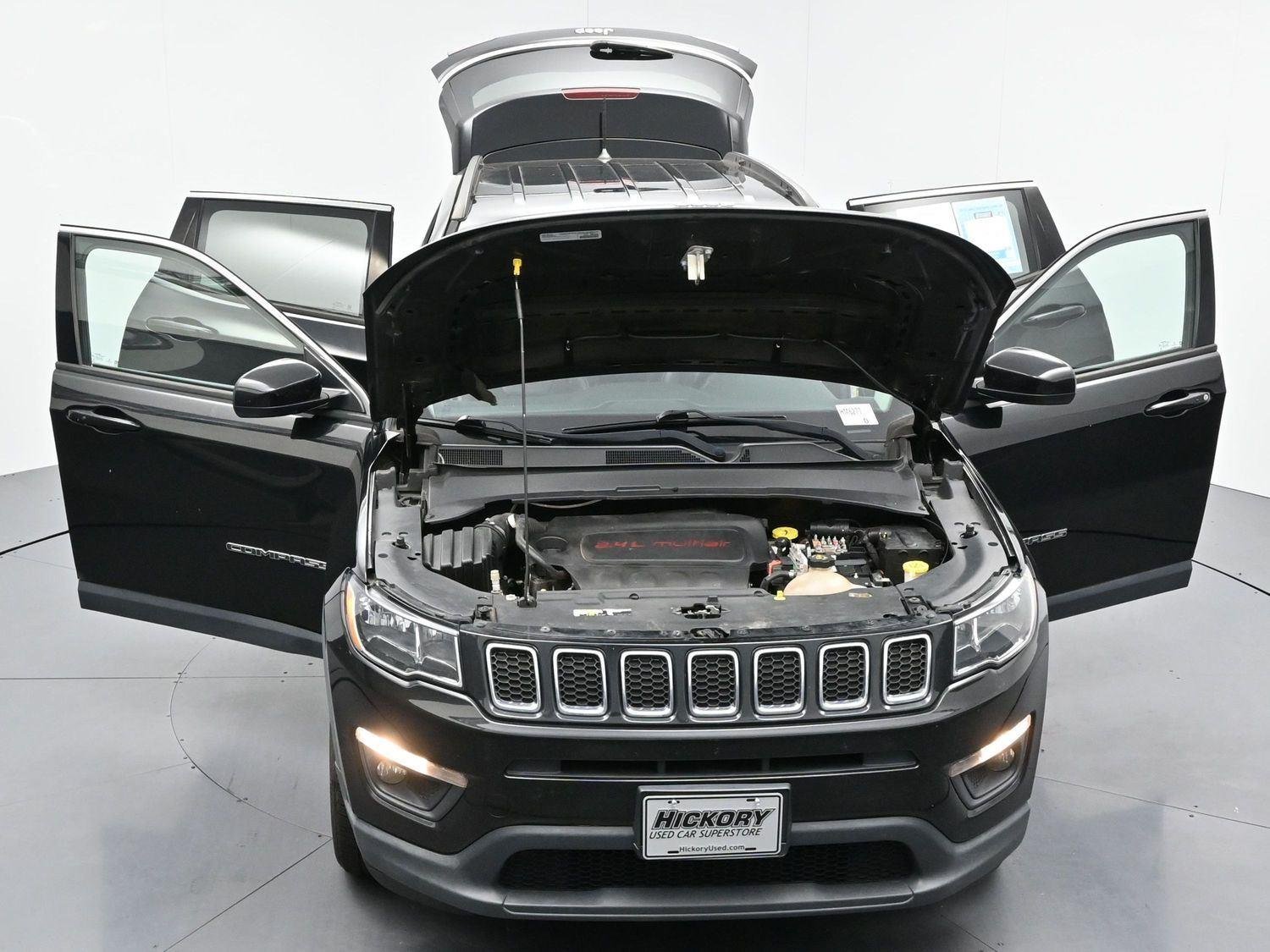Used 2018 Diamond Black Crystal Pearlcoat Jeep Latitude image 40