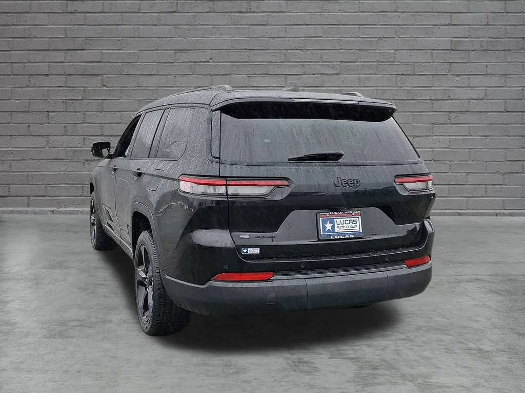 Used 2023 Diamond Black Crystal Pearlcoat Jeep Altitude image 9