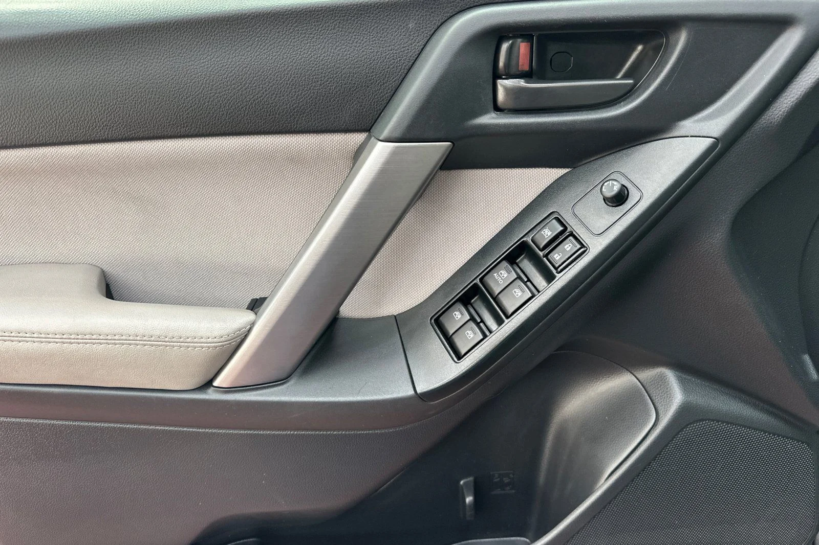 Used 2016 Gray Subaru 2.5i Premium image 14