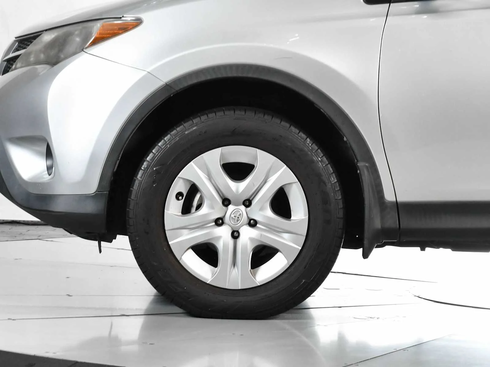 Used 2015 Classic Silver Metallic Toyota LE image 11