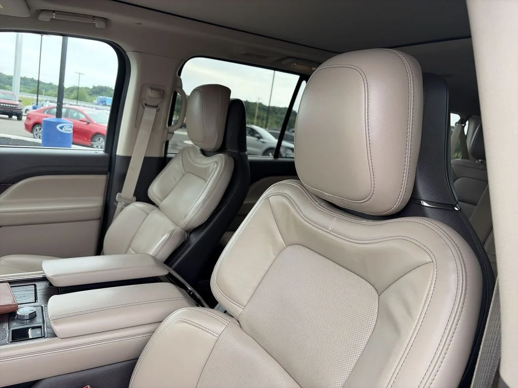 Used 2024 White Lincoln Reserve image 11