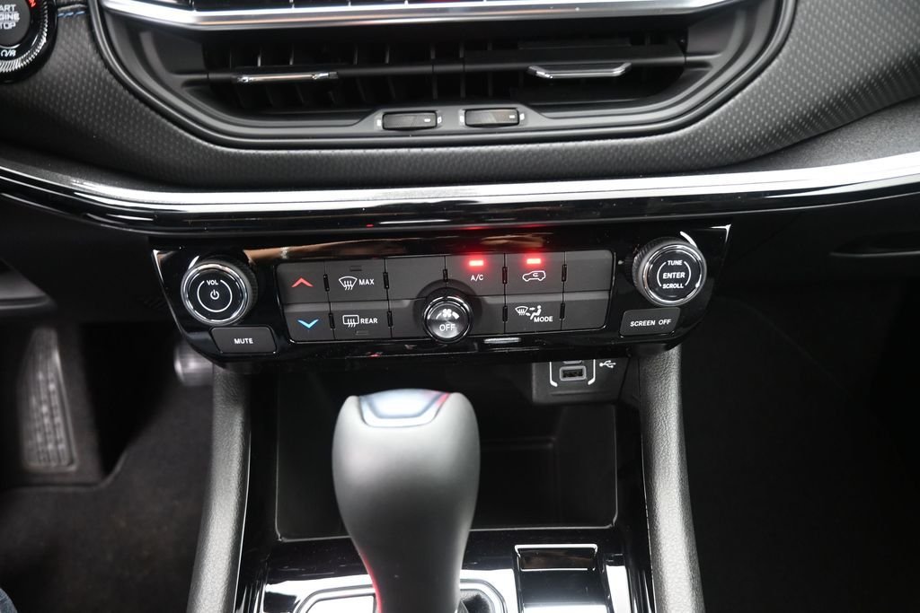 New 2026 Red Hot Pearlcoat Jeep Latitude image 9
