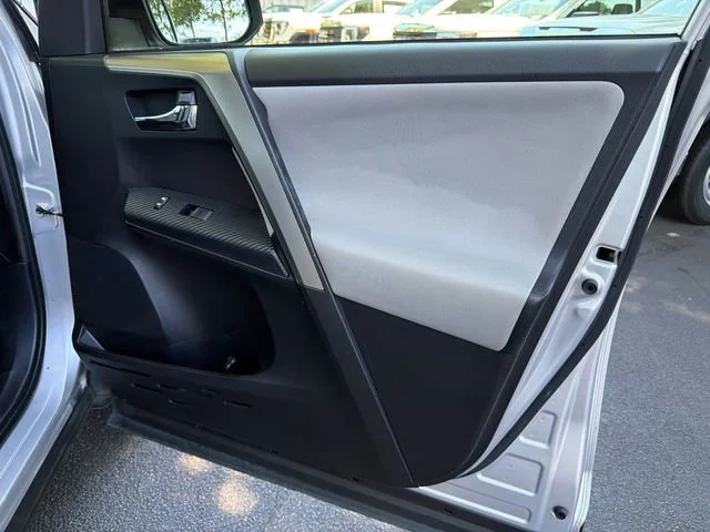 Used 2015 Silver Toyota XLE image 14