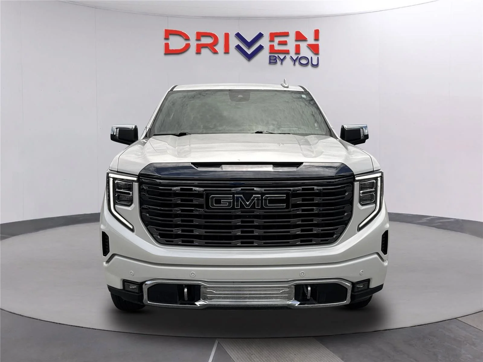 Used 2024 White Frost Tricoat GMC Denali Ultimate image 9