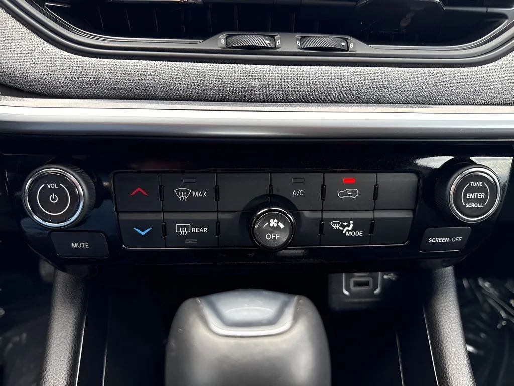 Used 2025 Red Jeep Latitude image 17