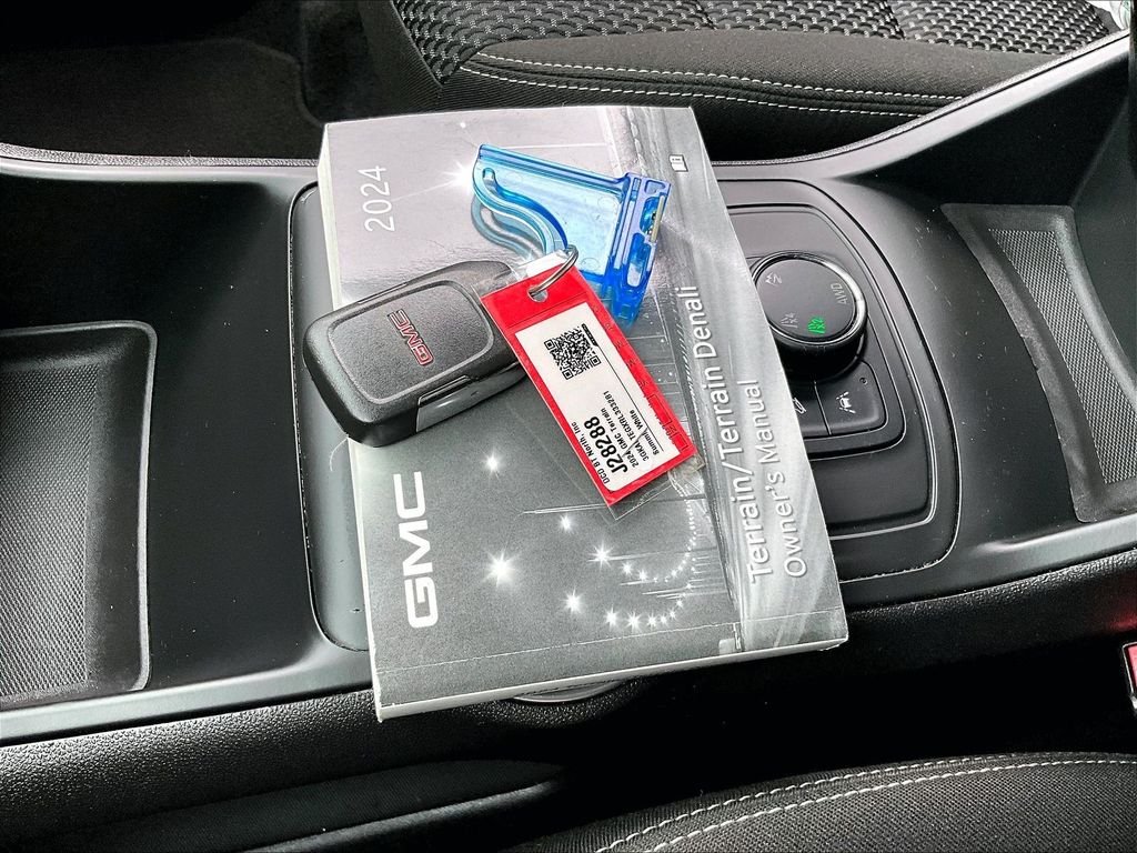 Used 2024 White GMC SLE image 29