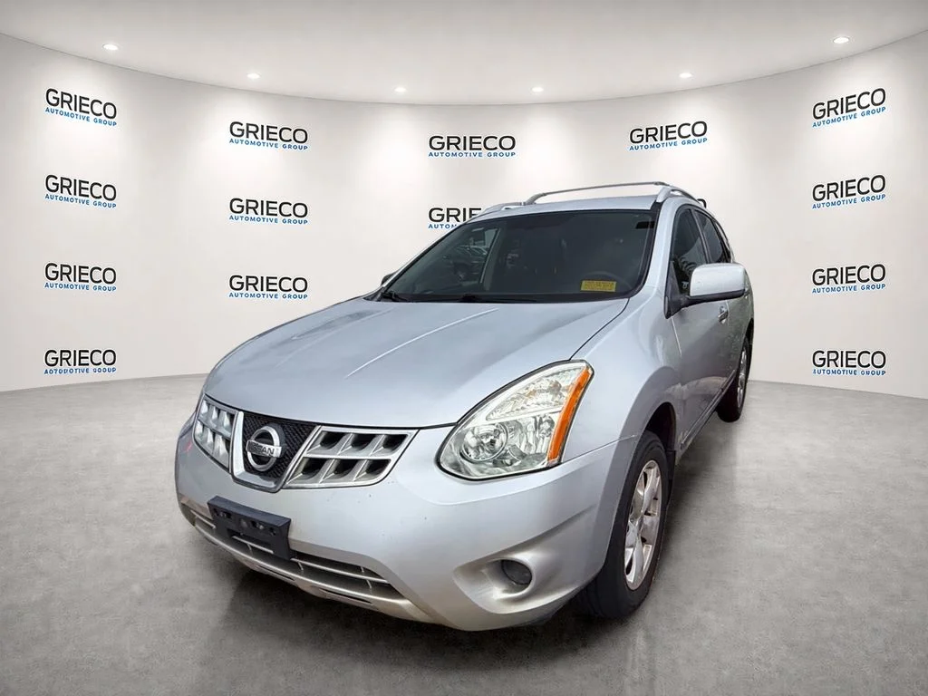 Used 2011 Silver Nissan SV image 3