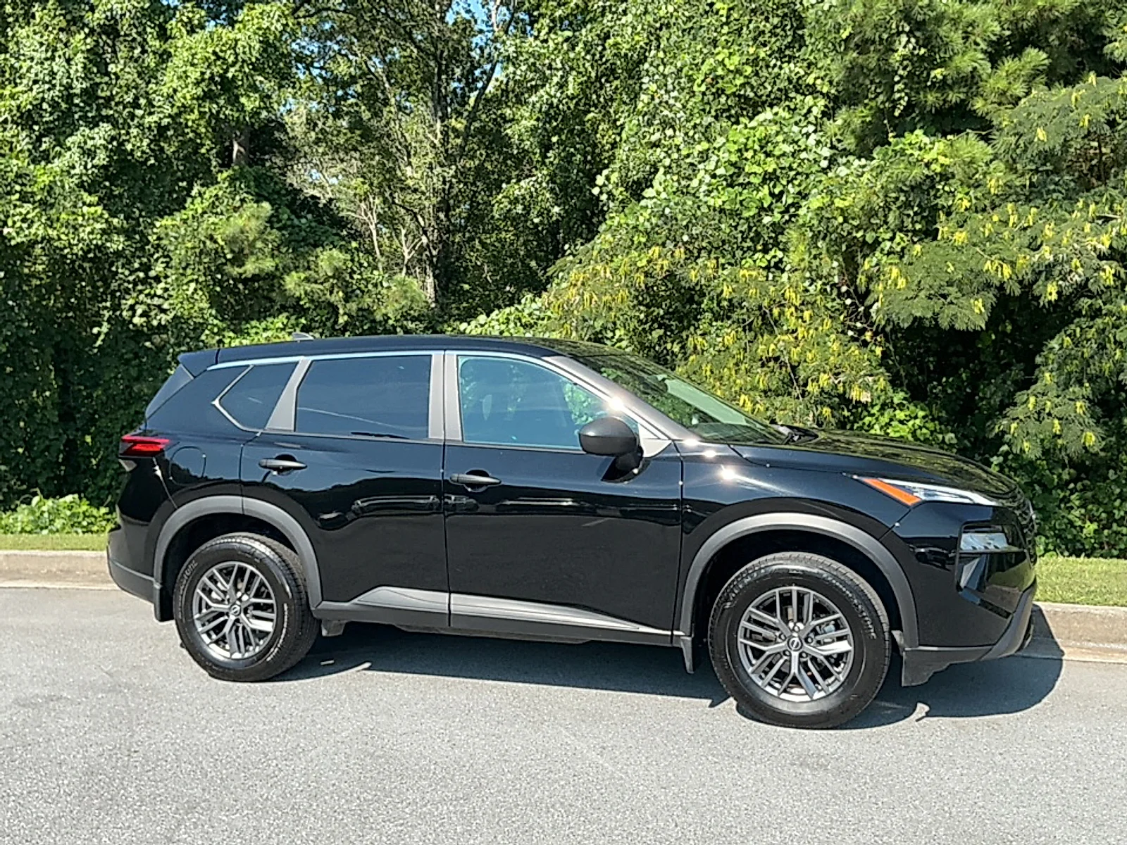 Used 2025 Super Black Nissan S FWD image 1