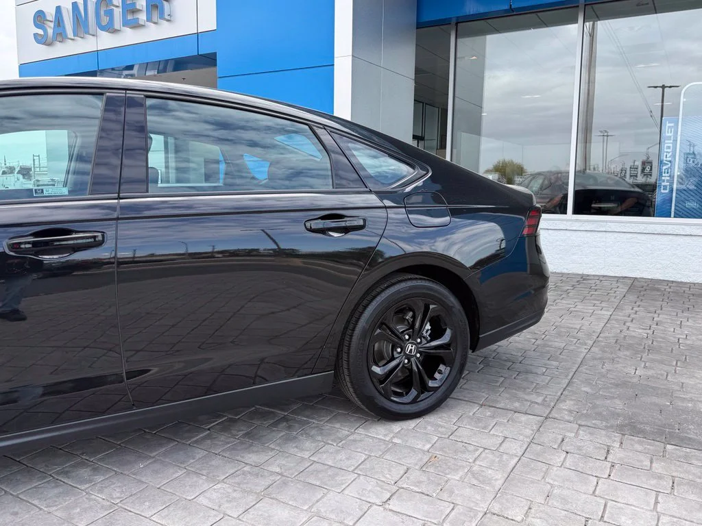 Used 2025 Black Honda SE image 5