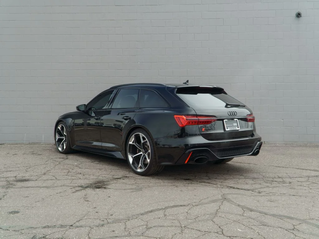 Used 2025  Audi 4.0T image 3