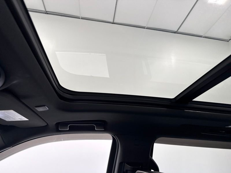 Used 2022 White GMC SLT image 40
