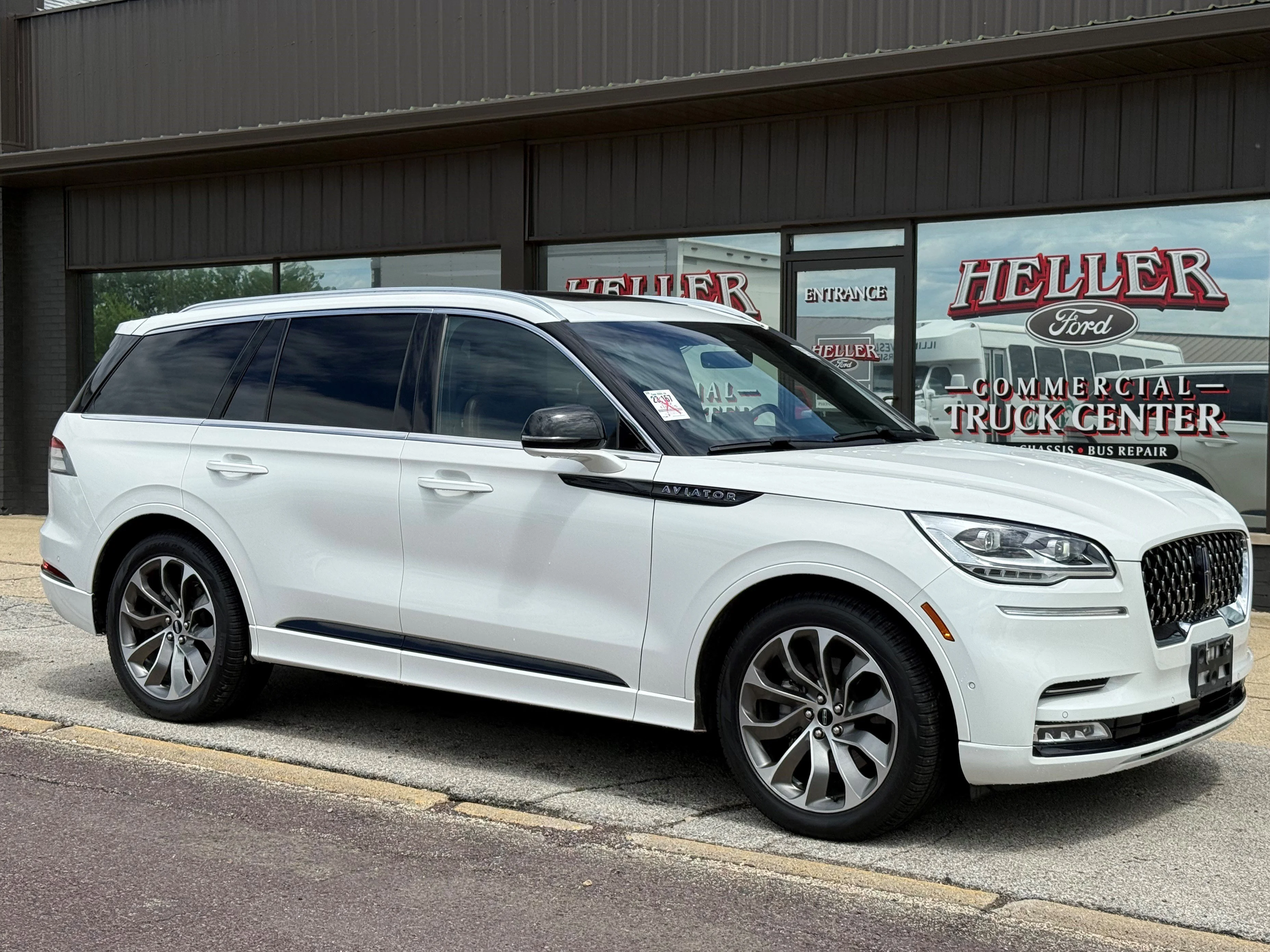 Used 2022 White Metallic Lincoln Grand Touring image 3