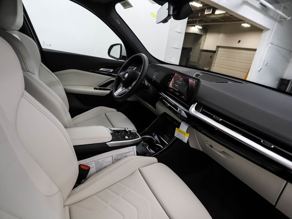 Used 2026 White Metallic BMW xDrive28i image 31