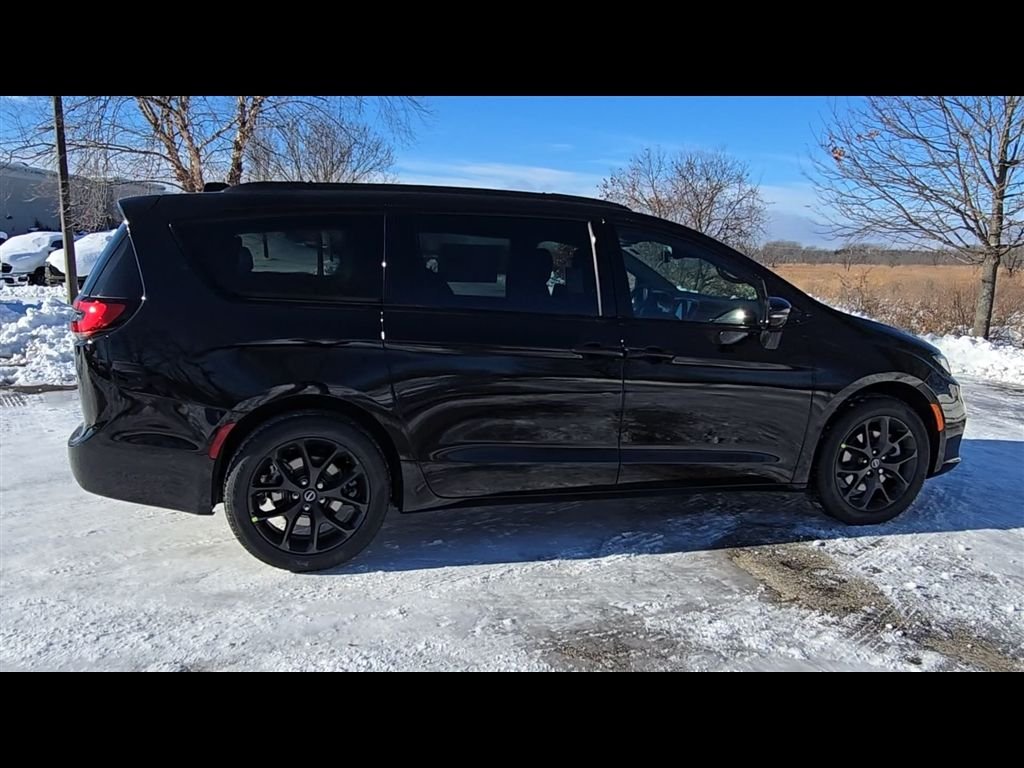 New 2026 Diamond Black Crystal Pearl-Coat Exterior Paint Chrysler Select image 8