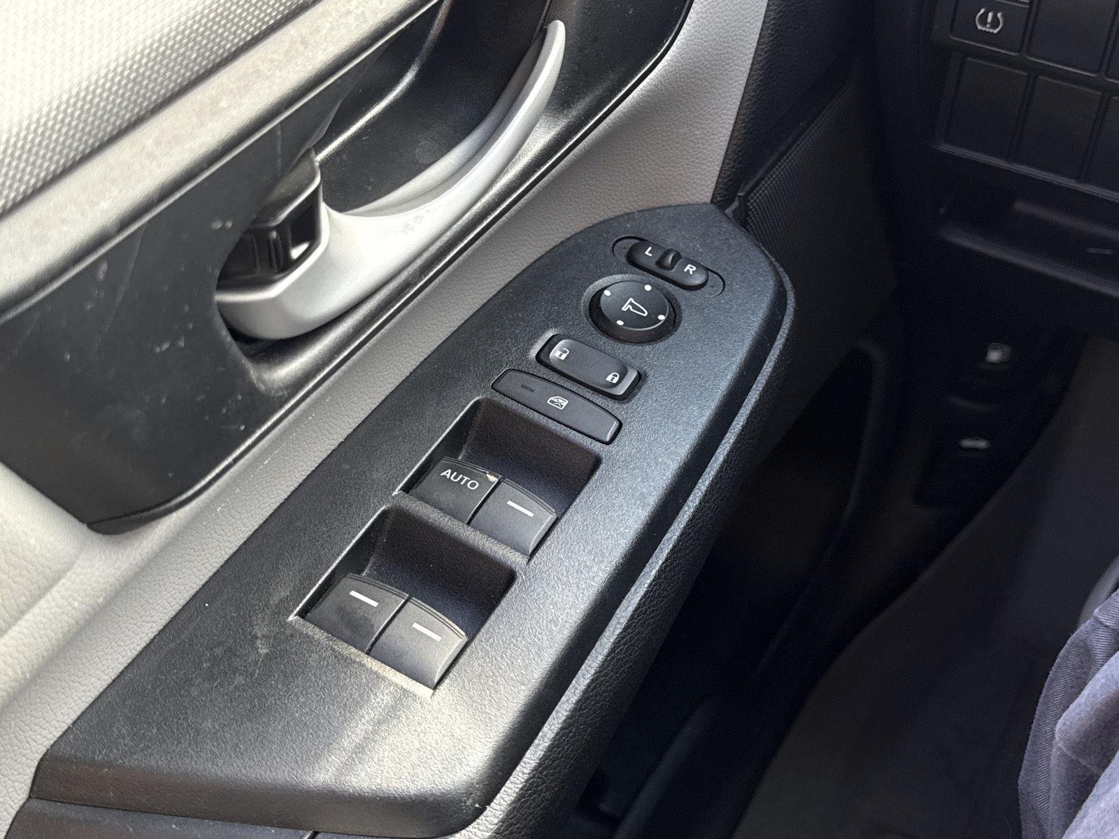 Used 2018 Lunar Silver Metallic Honda LX image 17