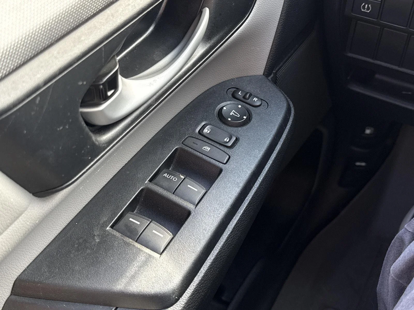 Used 2018 Lunar Silver Metallic Honda LX image 17