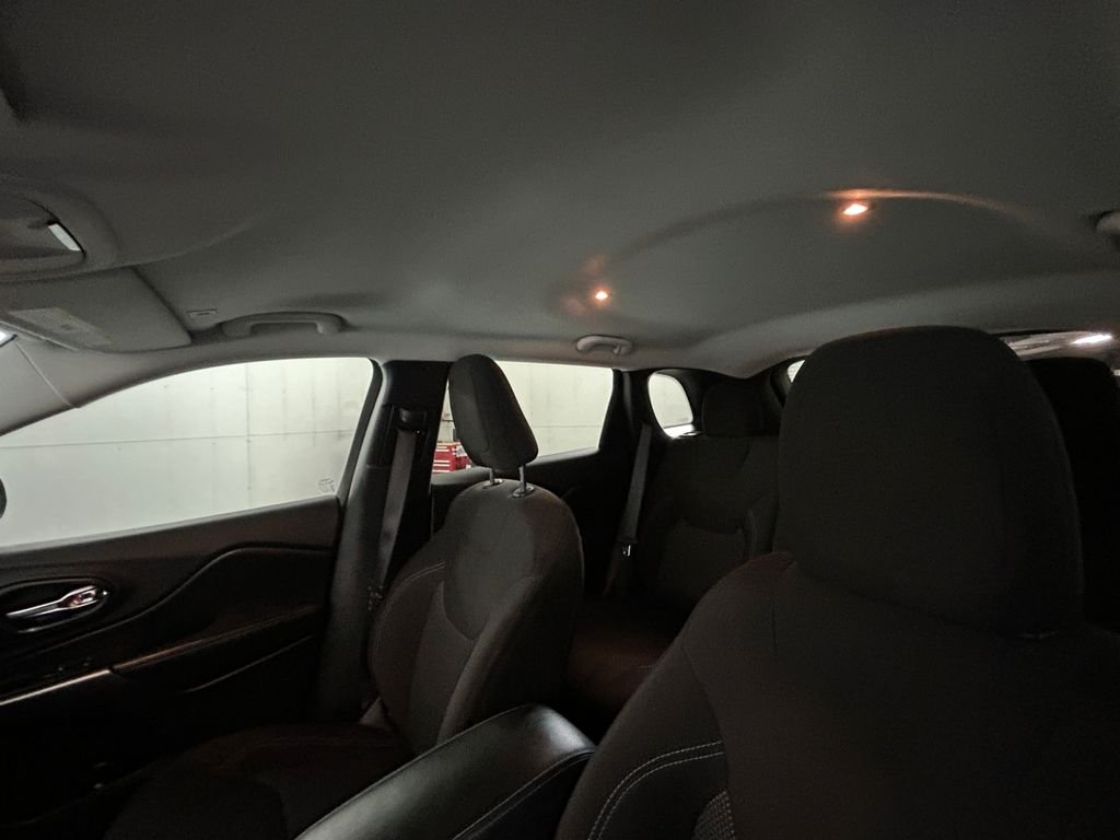 Used 2019 Red Jeep Latitude image 25
