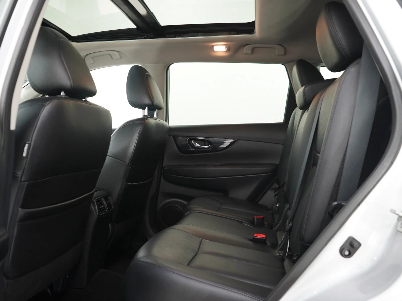 Used 2018 Brilliant Silver Nissan SL image 15
