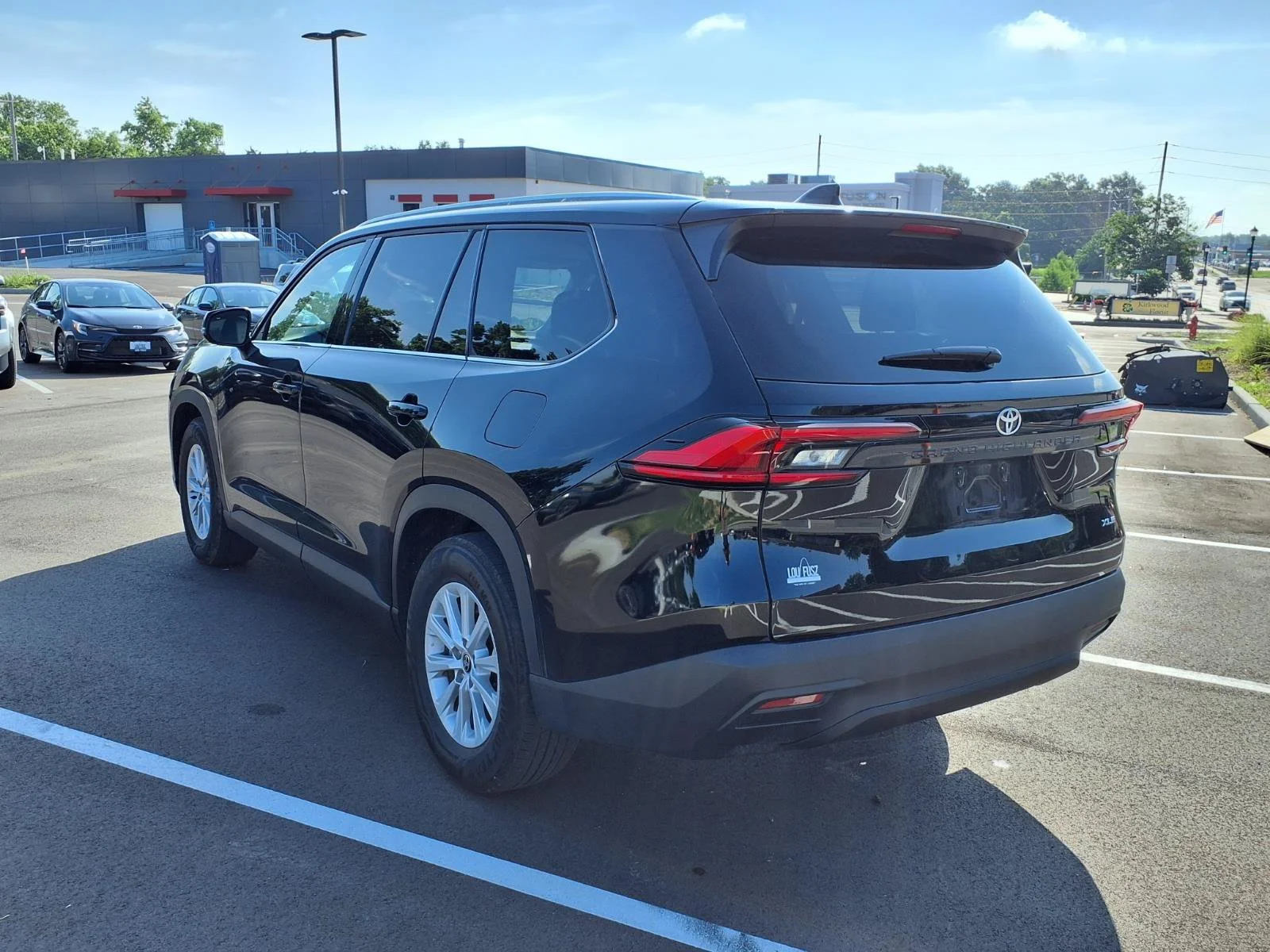 Used 2025 Midnight Black Metallic Toyota XLE image 28