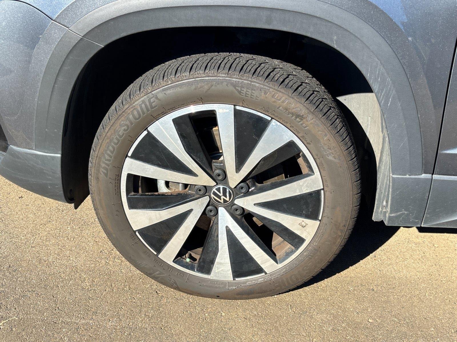 Used 2023 Platinum Gray Metallic Volkswagen SE image 9