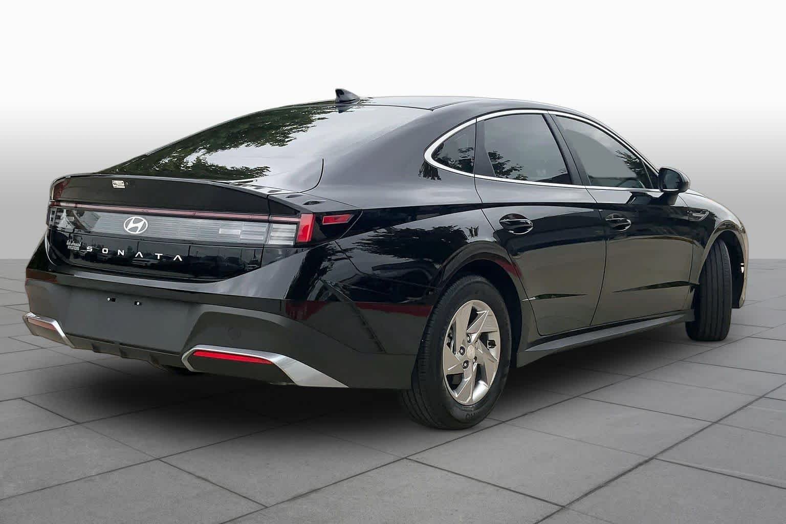Used 2025 Abyss Black Hyundai SE image 12