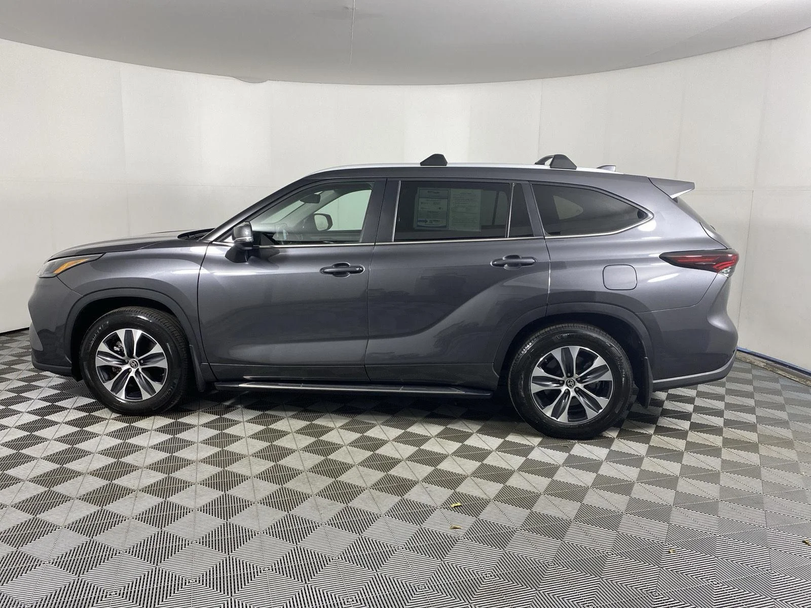 Used 2025 Magnetic Gray Metallic Toyota XLE image 4