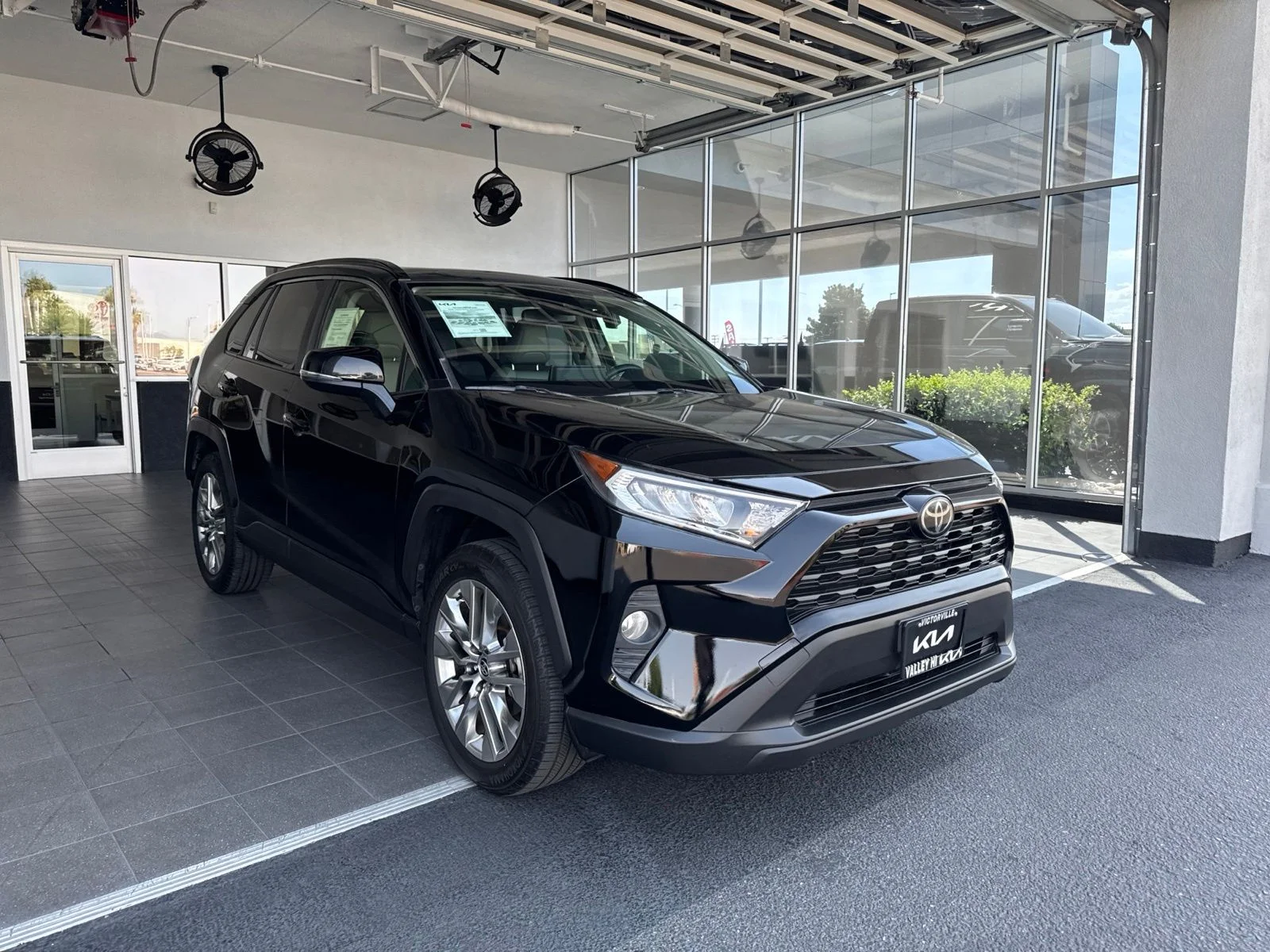 Used 2020 Midnight Black Metallic Toyota XLE Premium image 3