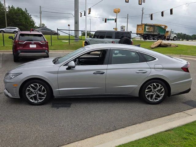 Used 2023 Silver Hyundai SEL image 4
