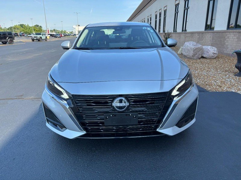 Used 2025 Brilliant Silver Metallic Nissan SL FWD image 10