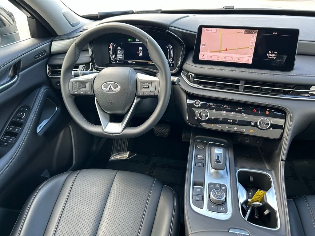 Used 2025 White INFINITI LUXE image 10