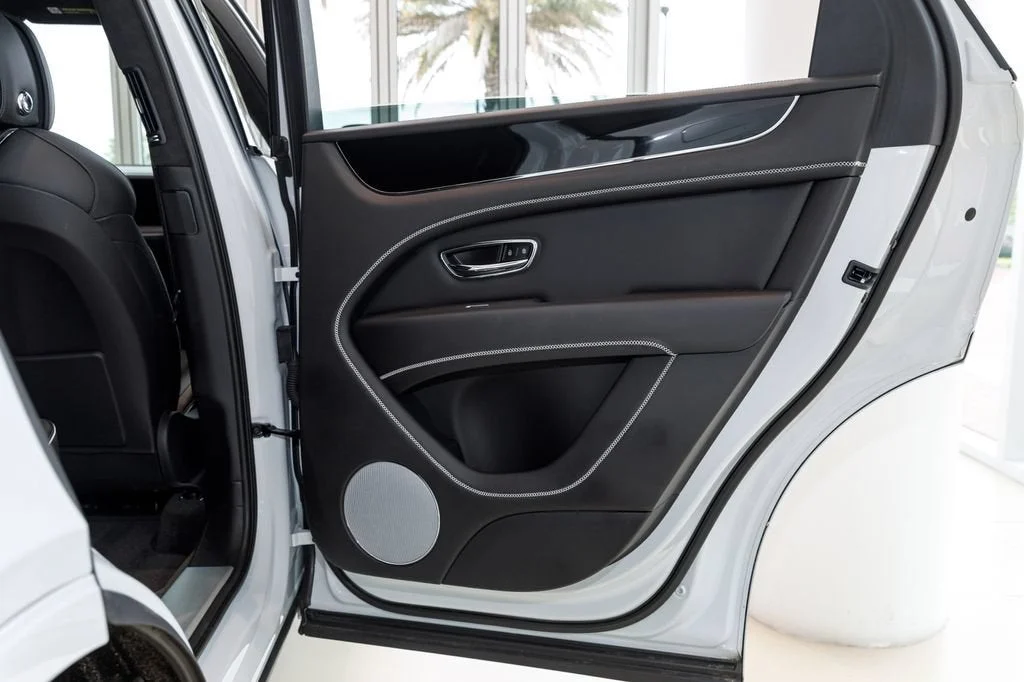 Used 2023 White Bentley V8 image 22