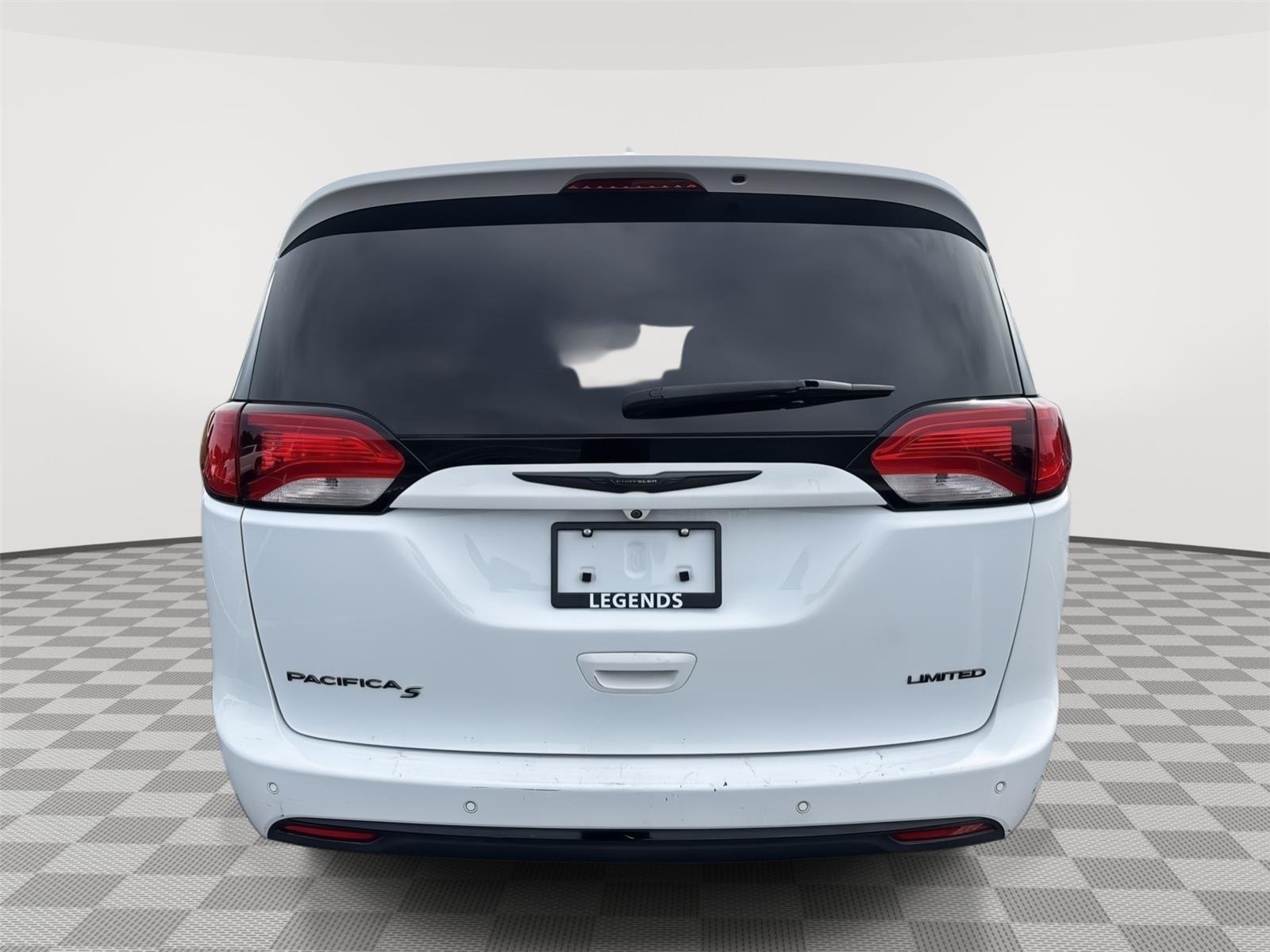 Used 2018 Bright White Clearcoat Chrysler Limited image 13