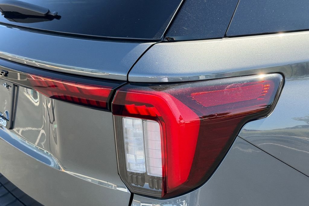 New 2026 Carbonized Gray Metallic Ford ST-Line image 6