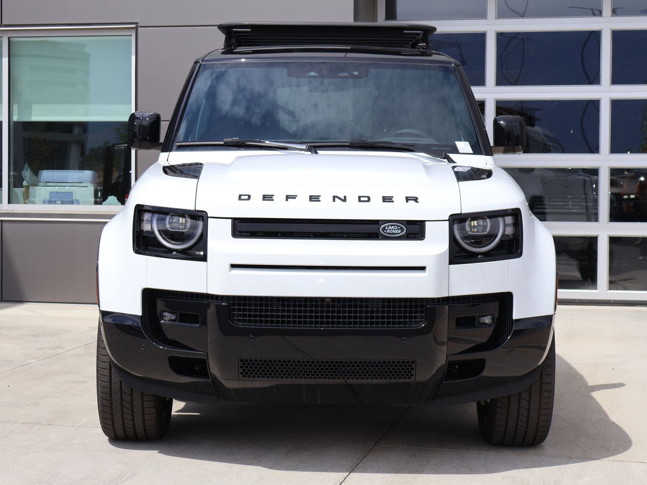 New 2026 Fuji White LAND ROVER P400 X-Dynamic SE image 2