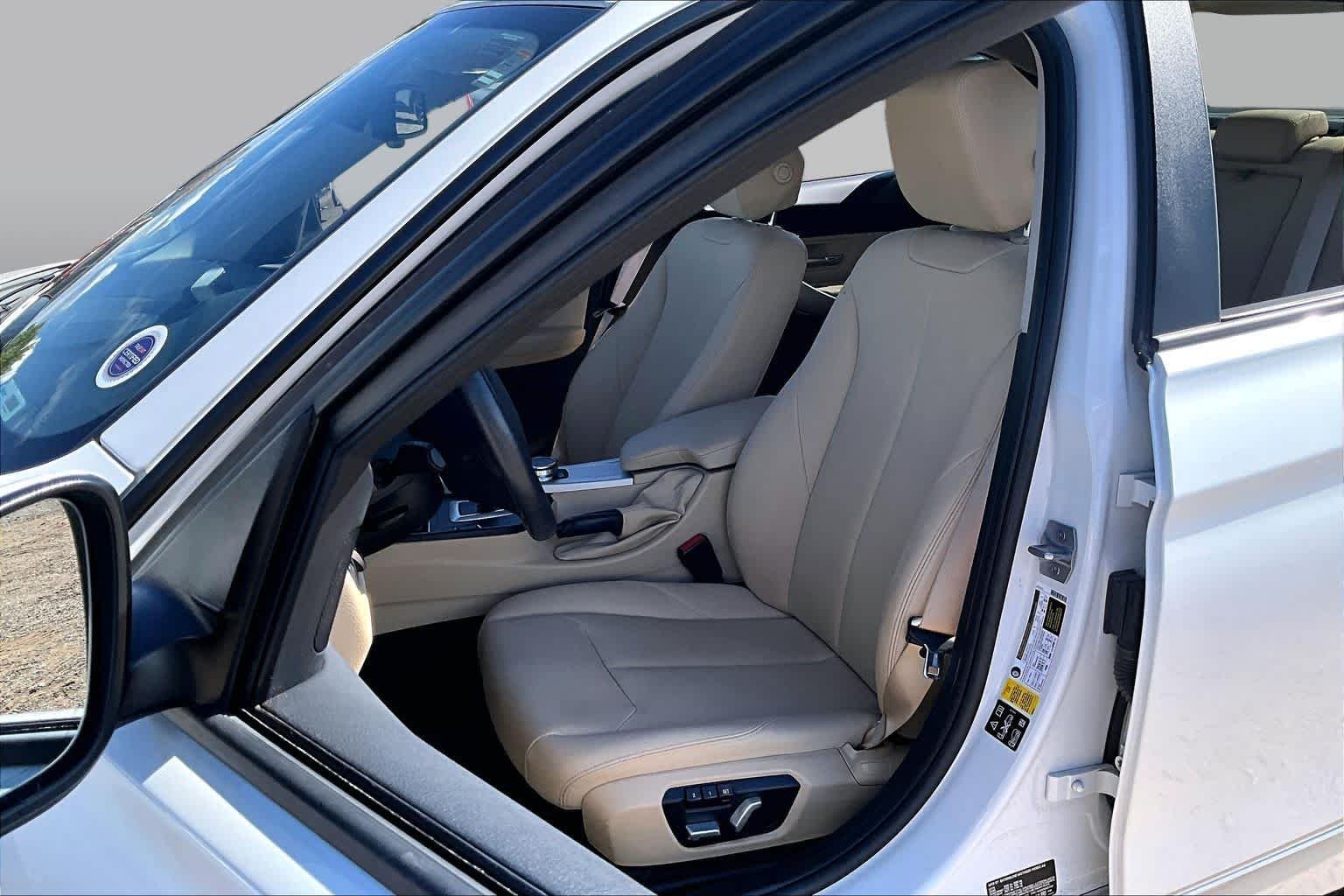 Used 2018 Mineral White Metallic BMW 320i xDrive image 6