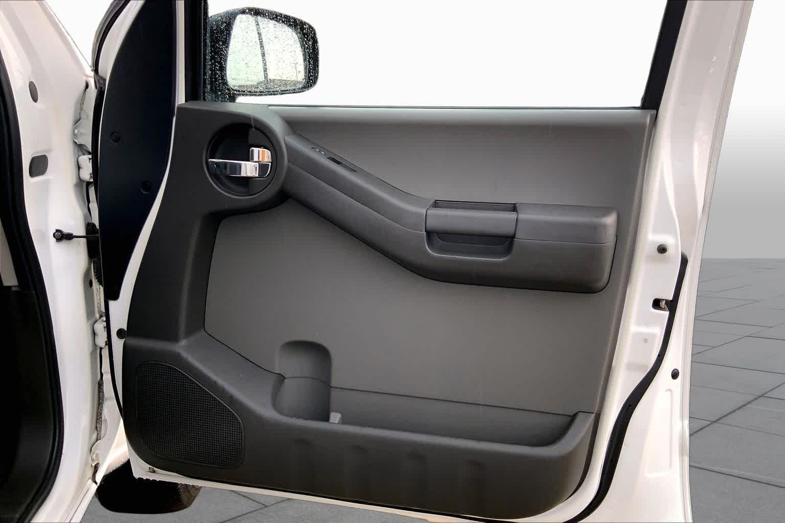 Used 2012 Avalanche Nissan S image 20