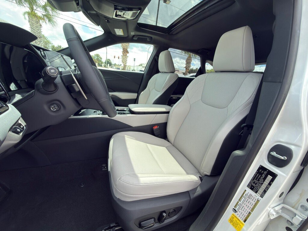New 2026 Eminent White Pearl Lexus PREMIUM image 16