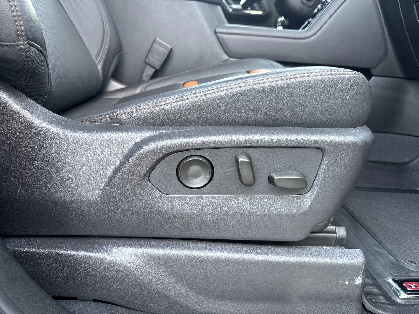 Used 2024 Onyx Black GMC AT4 image 32