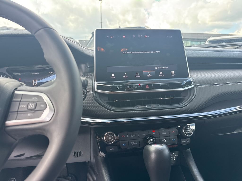 Used 2023 White Jeep Latitude image 20