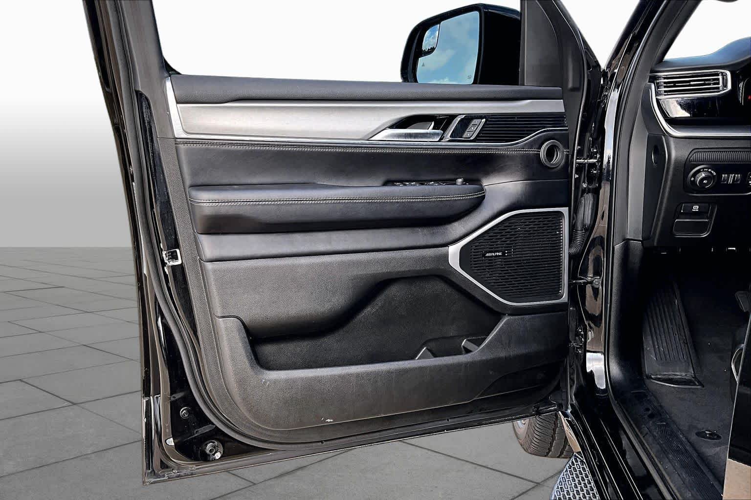 Used 2023 Diamond Black Crystal Pearlcoat Jeep Series II Carbide image 21