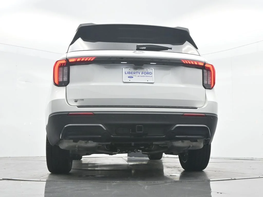 New 2026 Star White Metallic Tri-Coat Ford ST-Line image 42