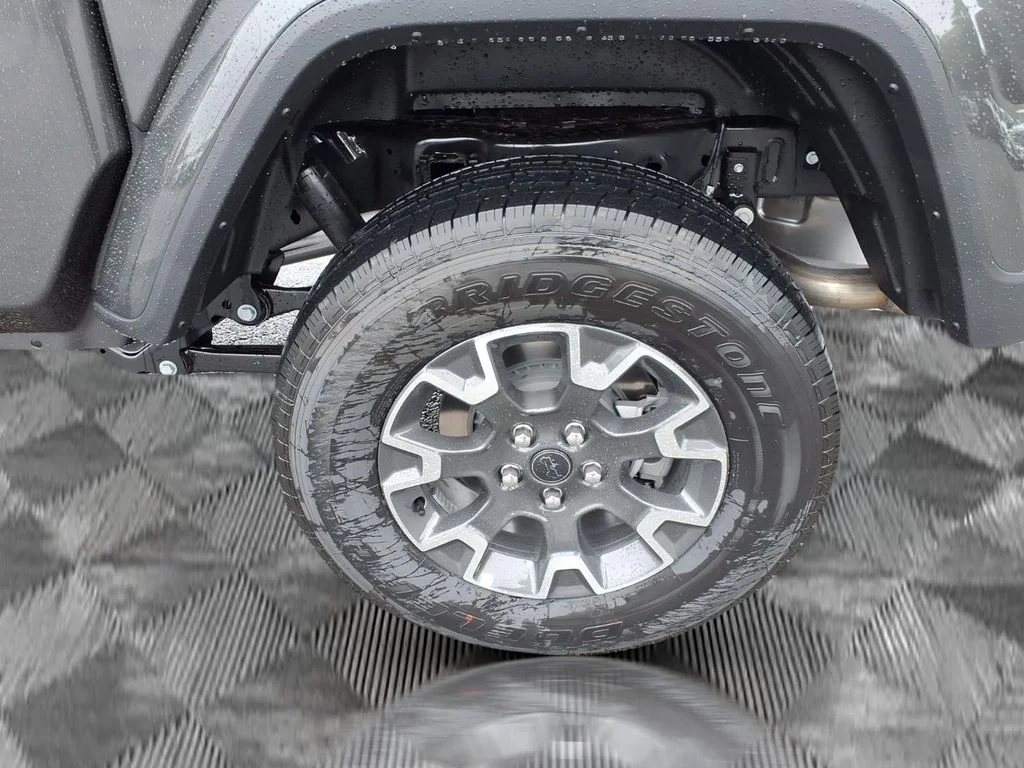 New 2026 Granite Crystal Metallic Clearcoat Jeep Sahara image 22
