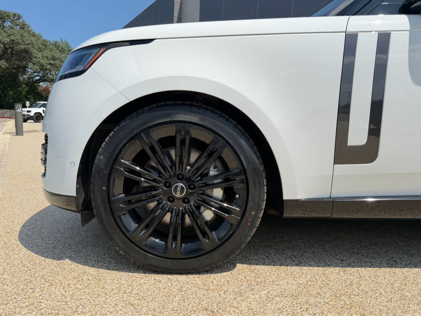 Used 2023 Fuji White Land Rover SE image 9
