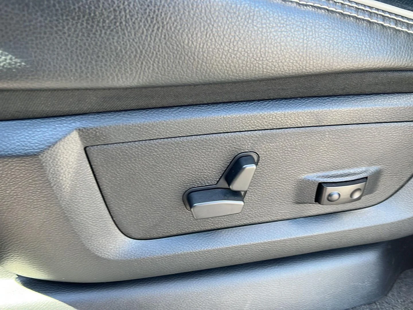 Used 2022 Billet Silver Metallic Clearcoat Ram Laramie image 5