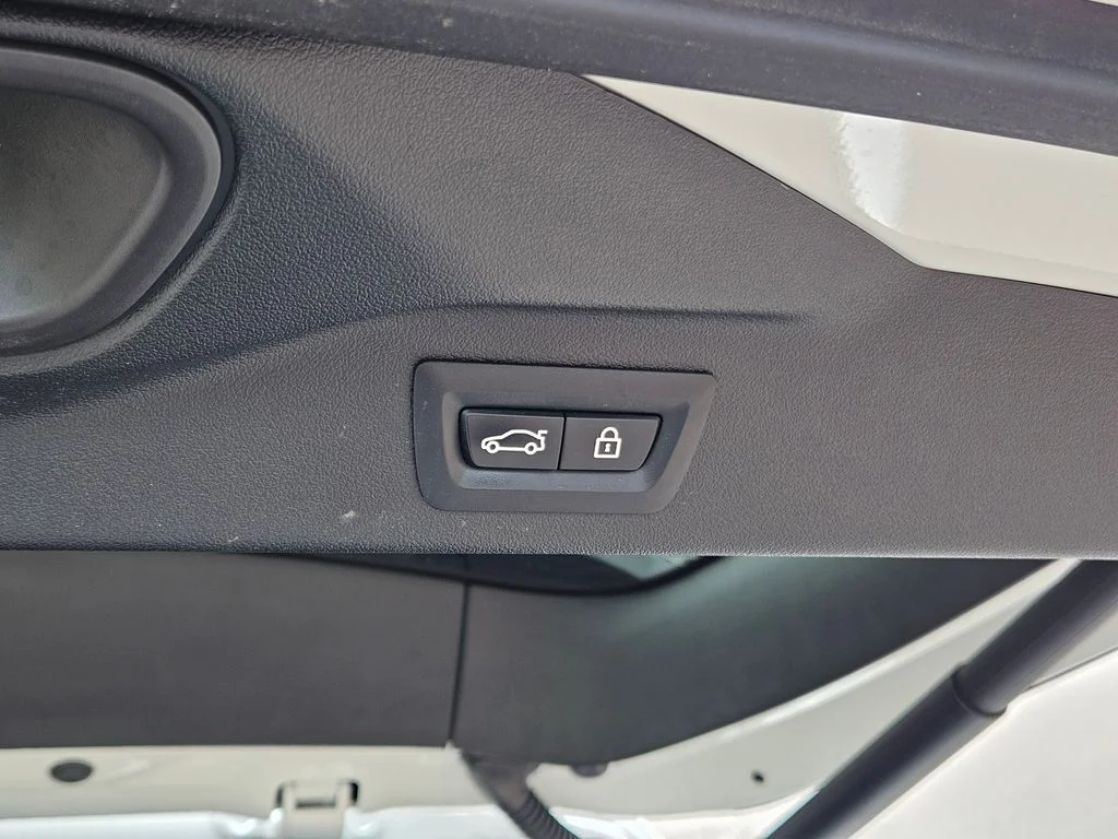 Certified Used 2022 Alpine White BMW xDrive40i image 13