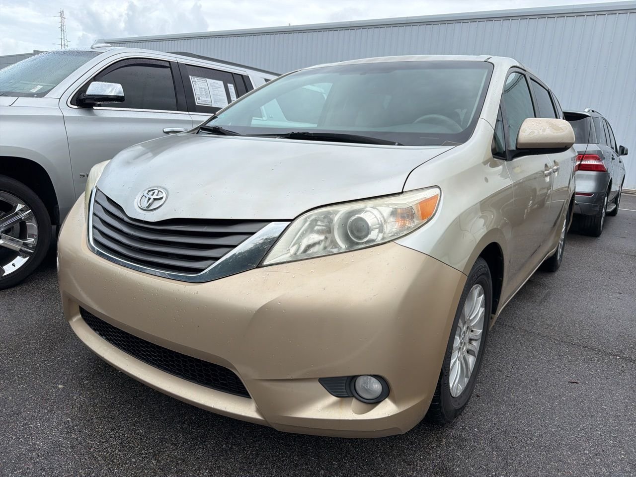 2013 Toyota Sienna XLE V6 7-Passenger Access Seat's photo