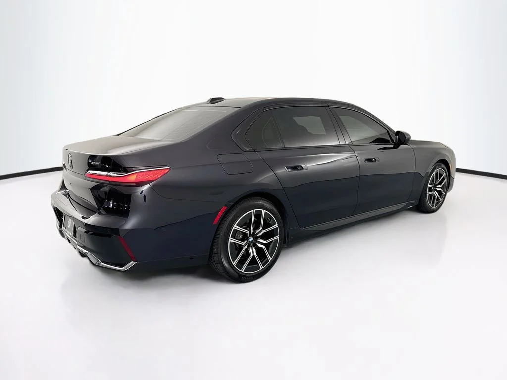 Used 2023 Black BMW xDrive60 image 5