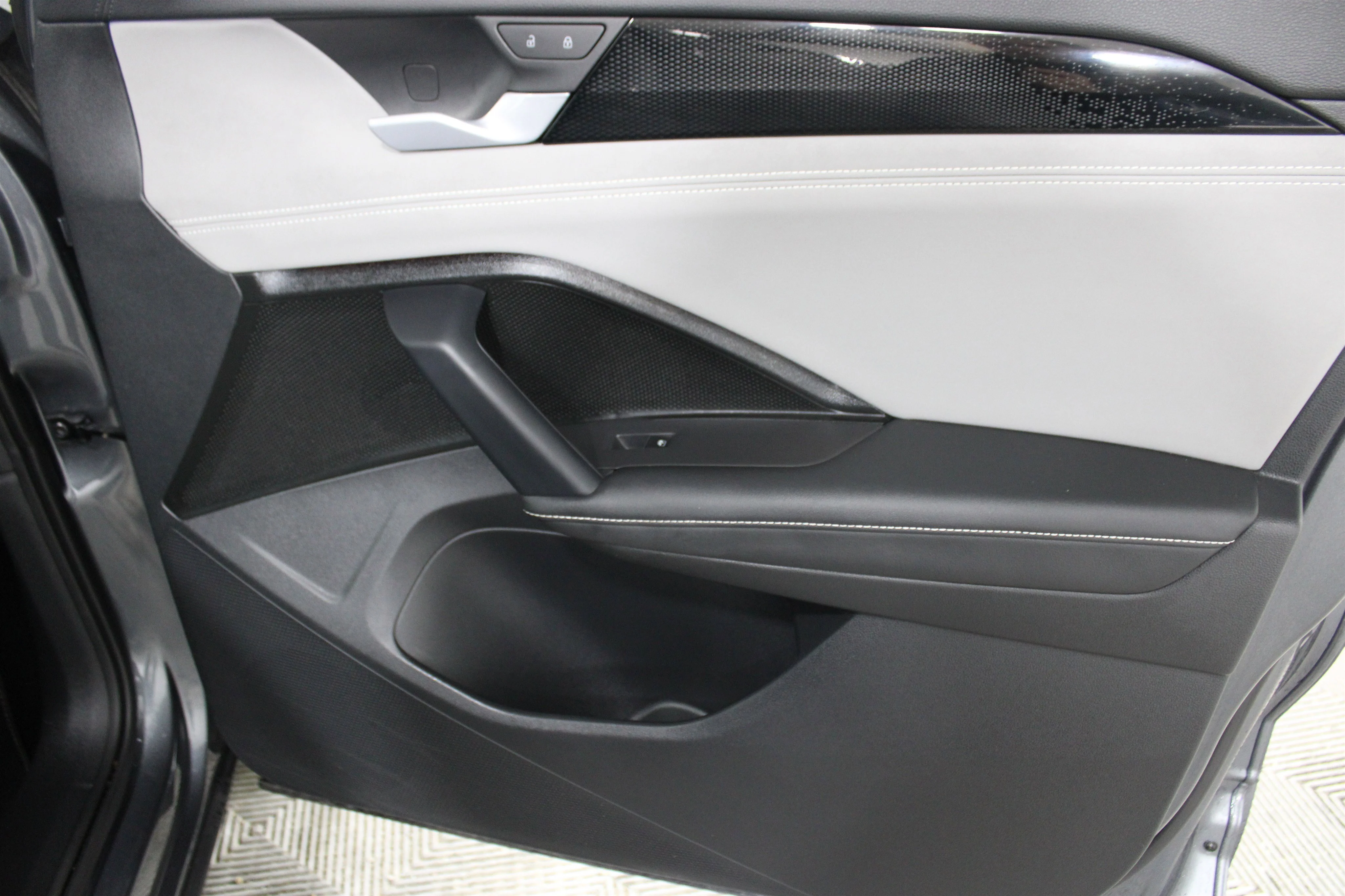 Used 2025 Platinum Gray Metallic Volkswagen SE R-Line Black image 24