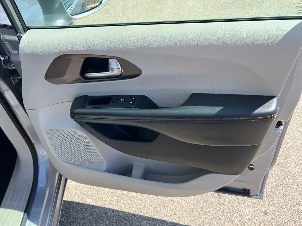 Used 2018 Billet Silver Metallic Clearcoat Chrysler Touring L image 23